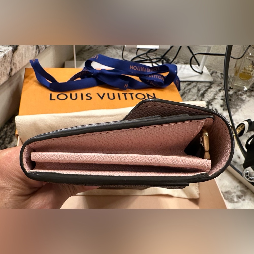 Louis Vuitton Brown Wallets in Iconic Damier Pattern - Picture 8 of 12